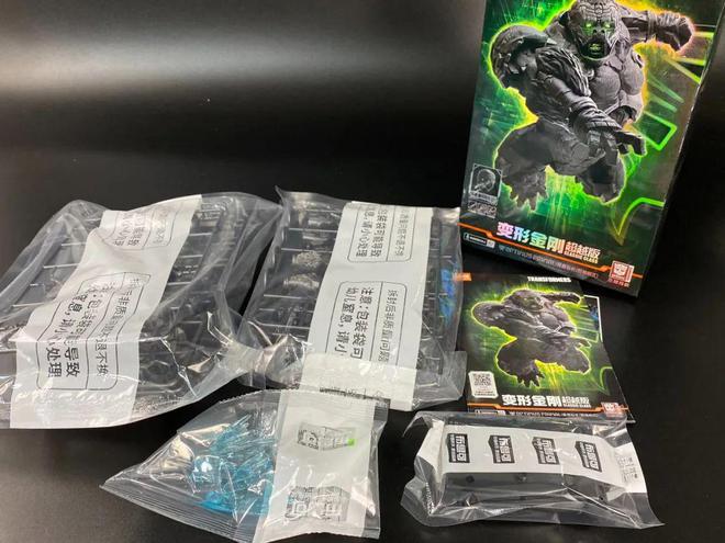 汽车人！出发！擎天柱与猩猩队长联手，布鲁可变形金刚超越版积木人登场！
