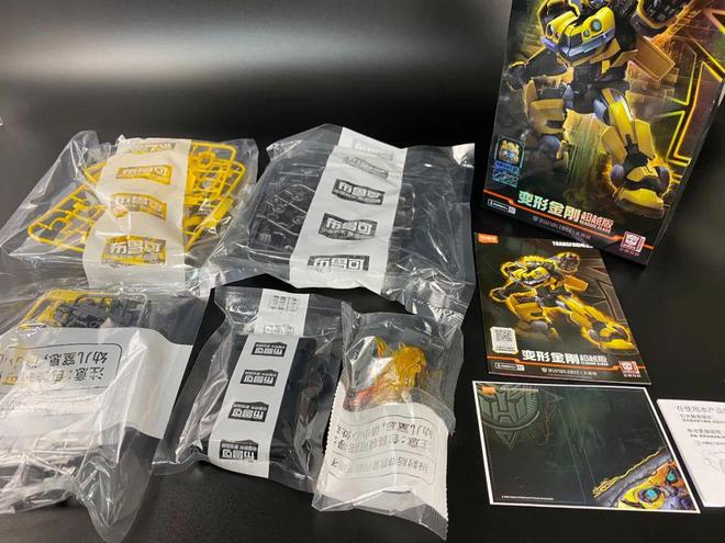 汽车人！出发！擎天柱与猩猩队长联手，布鲁可变形金刚超越版积木人登场！