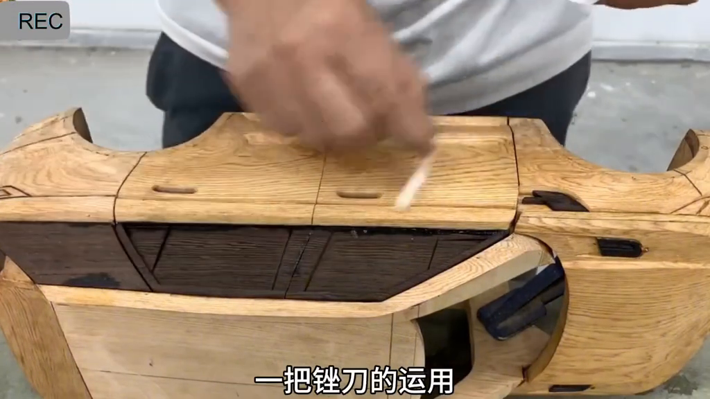 小伙用实木纯手工打造价值5000的豪华赛车模型，实在太逼真了