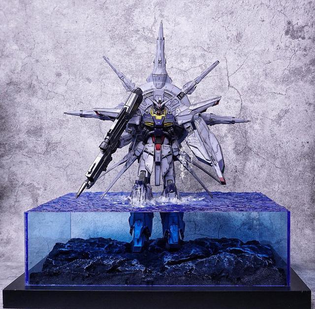 高达场景作品，水中行走的神意高达