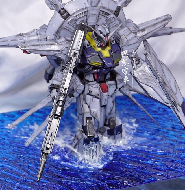 高达场景作品，水中行走的神意高达