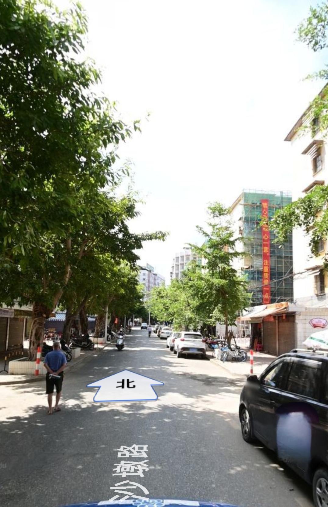 万万没想到，这样的学校门前小玩具，居然是正儿八经的高达模型