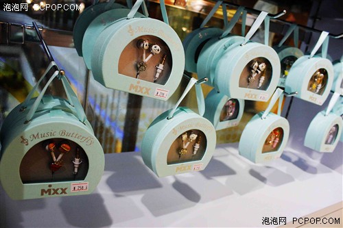 探秘SKULLPANDA冬日乐章，潮玩魅力大揭秘