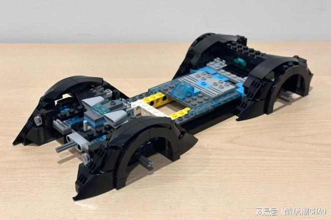 乐高76304评测：41厘米巨兽降临！1995版蝙蝠车终获套件化